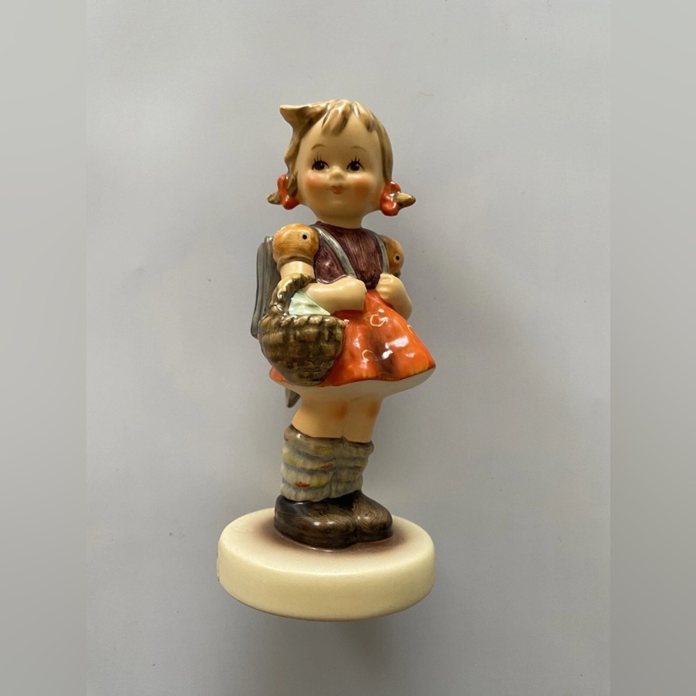 GOEBEL HUMMEL School Girl figurine #81 antique “125” on her backpack COLLECTIBLE - Picture 13 of 13